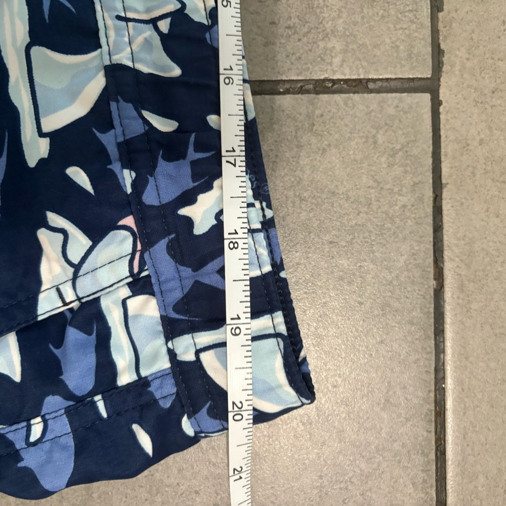 Vineyard Vines Men’s Size L 7” Swim Trunks Printed Sharks Blue Navy - Picture 7 of 10